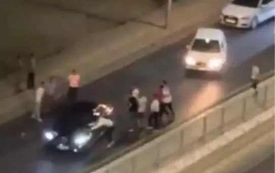 Şehir eşkıyaları, aracın önünü kesip hamile kadına saldırdı
