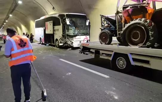 Amasya'da Otobüs ile Traktör Çarpıştı