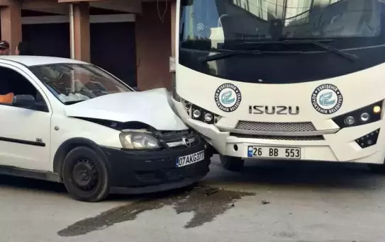 Eskişehir'de Otobüs ve Hafif Ticari Araç Çarpıştı