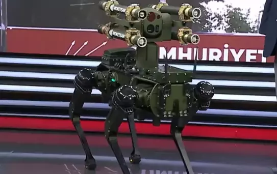 Türkiye'nin ilk füze atan robot köpeği canlı yayında tanıtıldı