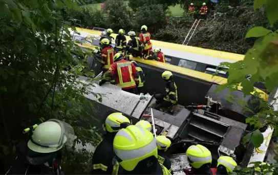 Almanya'da Tren Kazası: 3 Ölü, 41 Yaralı