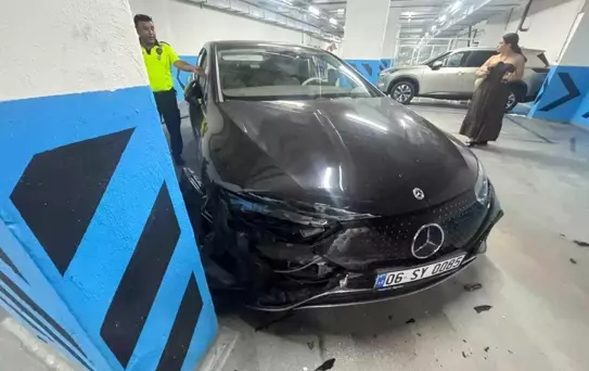 Çeşme'de Vale Kazası: 7 Milyon TL'lik Araç Hasar Gördü