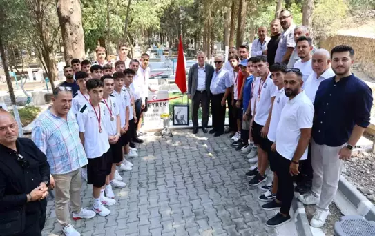 Yunusemre Belediyespor U17 Takımı, Şampiyonluğu Ferdi Zeyrek'e Armağan Etti