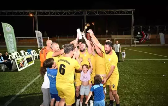 Kartepe Belediyesi Futbol Turnuvası'nda Gençlik ve Spor Hizmetleri Şampiyon Oldu