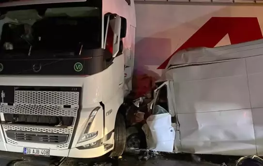 Gaziantep'te Tır-Minibüs Kazası: 1 Ölü
