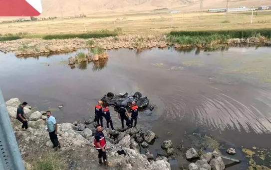 Van'da Otomobil Sulak Alana Uçtu