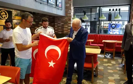 Ümraniye'de 40 Bin Türk Bayrağı Dağıtıldı