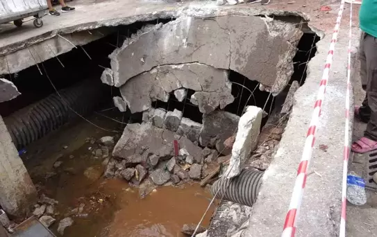 Kocaeli'de Hafriyat Kamyonu Çökme Sonucu Çukura Düştü