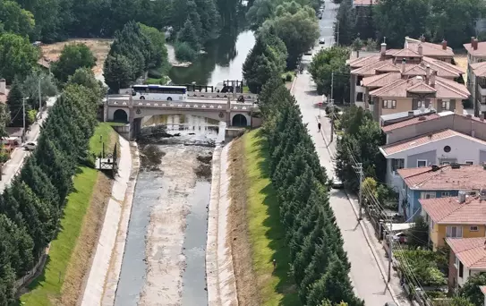 Eskişehir'in simgesi Porsuk Çayı'nda su seviyesi azaldı