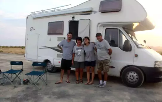 İtalyan Aile Türkiye'de Meke Gölü'nde Kamp Yaptı