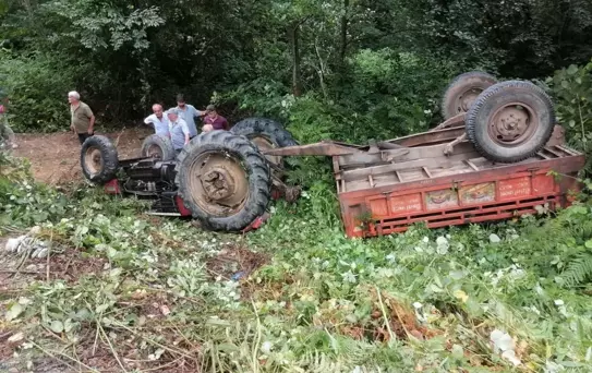Takla atan traktör altında kaldı