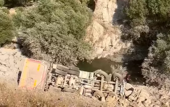 Yüksekova'da Kamyon Uçuruma Yuvarlandı
