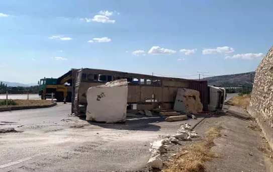 Amasya'da Tır Devrildi: Sürücü Yaralandı