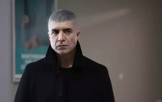 Özcan Deniz sahnede patladı: Canımı en yakınım yaktı!