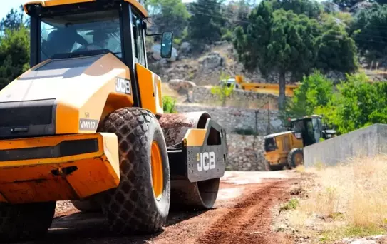 Konyaaltı Belediyesi'nden Merkez ve Kırsalda Yol Çalışmaları