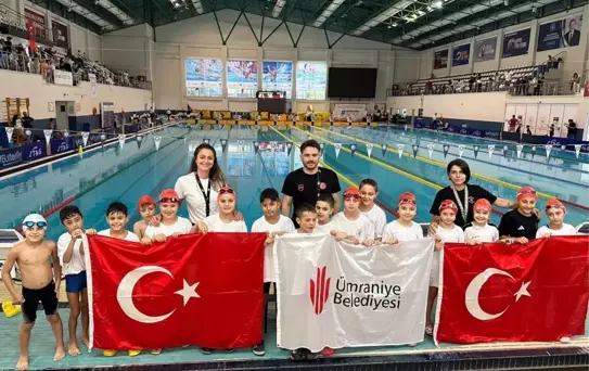 Ümraniye'nin Minik Yüzücüleri Başarı Elde Etti
