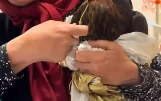 Tavuk için hastaneye giden kadın
