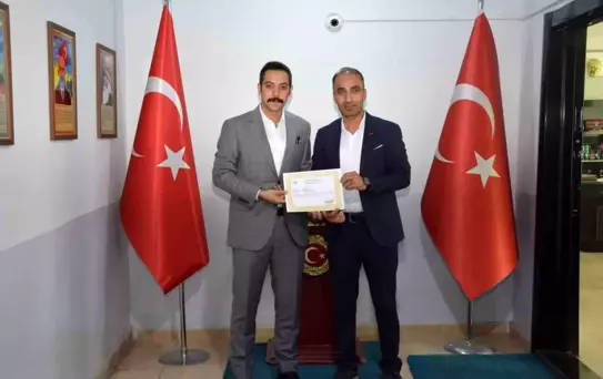 Öğretmenlerden Örnek Davranış: Kediyi Annesine Kavuşturdular