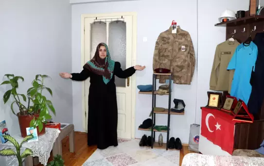 Şehitlerin Eşyalarına Gönüllü Olarak Sahip Çıkıyor