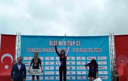Akhisar Bisikletçileri Rize'de Madalya Kazandı