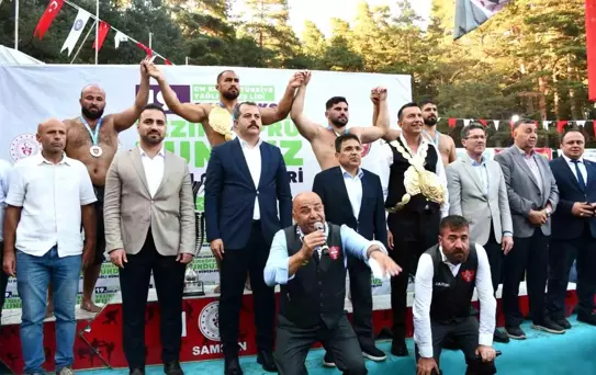 Vezirköprü'de 19. Geleneksel Kunduz Yağlı Güreşleri'nde Feyzullah Aktürk Başpehlivan Oldu