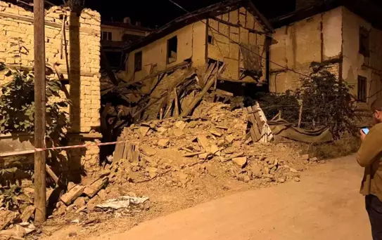 Balıkesir'de 6,1 Büyüklüğünde Deprem: Samanlık Yıkıldı