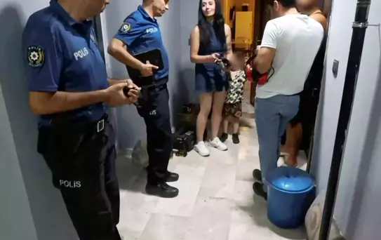 Çocuğuyla birlikte sokakta kalan alkollü kadından pes dedirten sözler