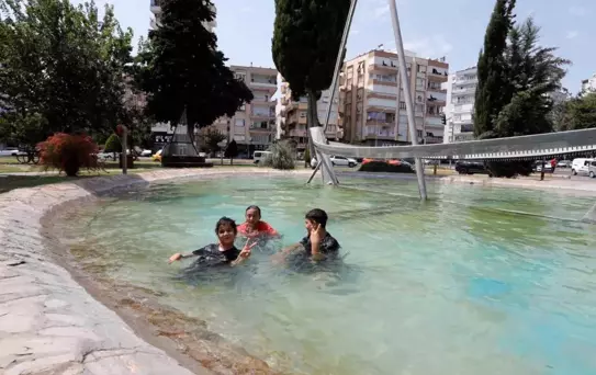 Antalya'da Çocuklar Sıcak Havada Süs Havuzlarında Serinliyor