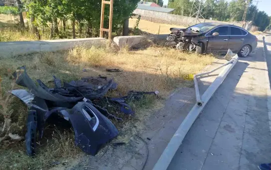 Muş'ta Direğe Çarpan Araçta Sürücü Yaralandı