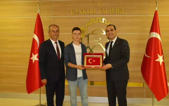Çankırı'da Gençten Bayrak Sevgisi: Mert Can Ballıca'ya Vali'den Teşekkür