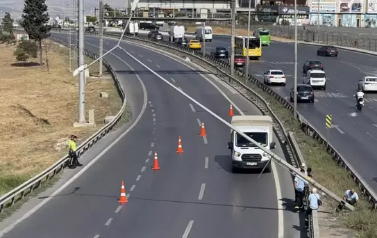 AKOM'un uyarısının ardından İstanbul'da direk devirdi, E-5 kapandı