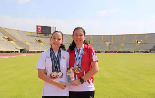 Anne Kız Atletizmde Birlikte Koşuyorlar