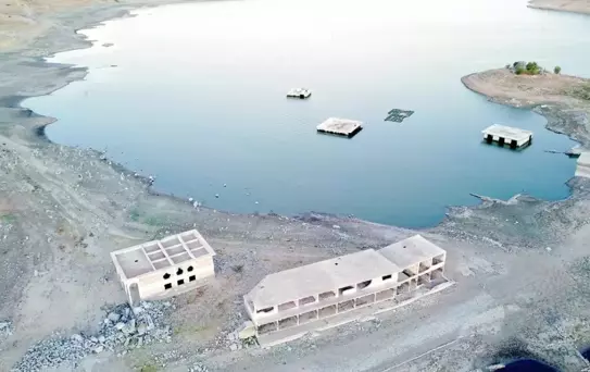Kuraklık nedeniyle su seviyesinin düştüğü barajda eski yerleşim yeri ortaya çıktı