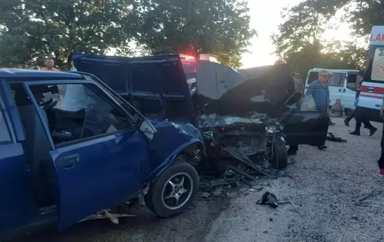 Bursa'da feci kaza! İki otomobil kafa kafaya çarpıştı