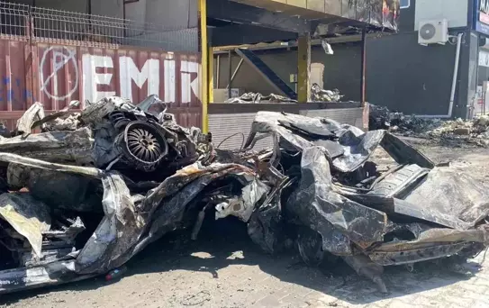 Hatay'daki Sanayi Sitesinde Yangın: Hurda Araçlar Alevlere Teslim Oldu