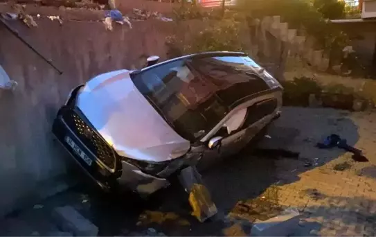 Sancaktepe'de Otomobil Apartmanın Bahçesine Düştü