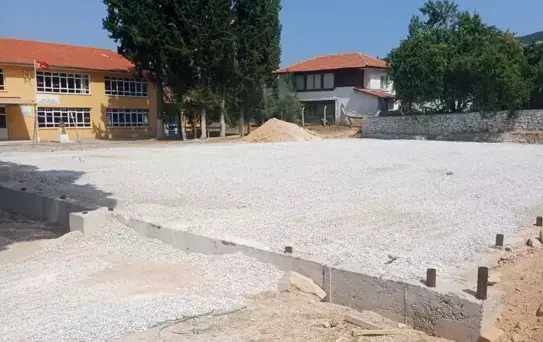 Menteşe'de 6 halı saha yapımı sürüyor