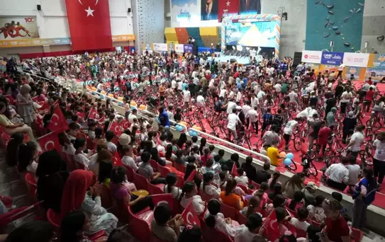 Samsun'da 4 Bin Çocuğa 'Camiye Gel Projesi' Hediyesi