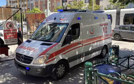 Eskişehir'de İnşaattan Düşen İşçi Hastaneye Kaldırıldı