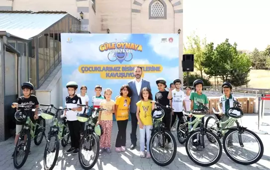 Konya'da Çocuklara Bisiklet Dağıtımı Devam Ediyor