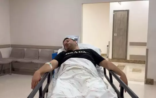  Gazeteci, eski vekilin cenazesinde darbedilip hastanelik oldu