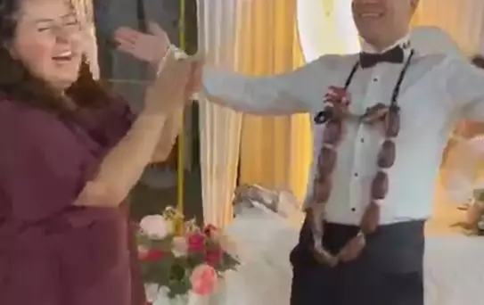 Düğünde Altın Yerine Sucuk Takıldı