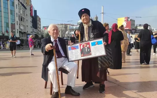 Taksim'de Zafer Bayramı Töreni