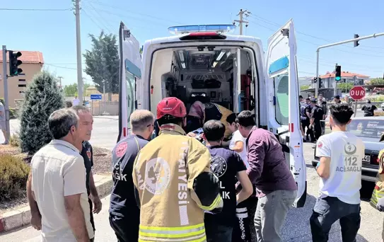 Kula'da Kavşakta Araç Kazası: Bir Yaralı