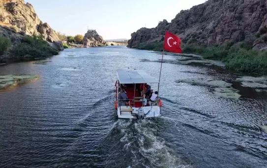 Çeşnigir Köprüsü'nde Tekne Turları İlgi Çekiyor