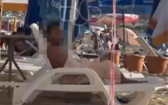 Mide bulandıran hareket! Plajda herkesin içinde kendini tatmin etti