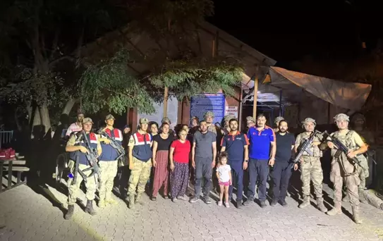 Ayılarla Mahsur Kalan Aile Kurtarıldı