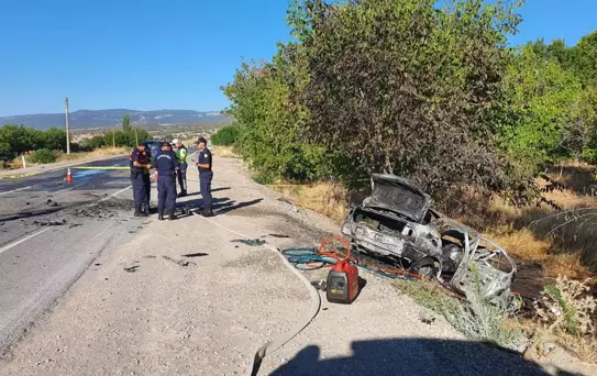 Demirci'de Feci Kaza: 3 ölü, 2 yaralı