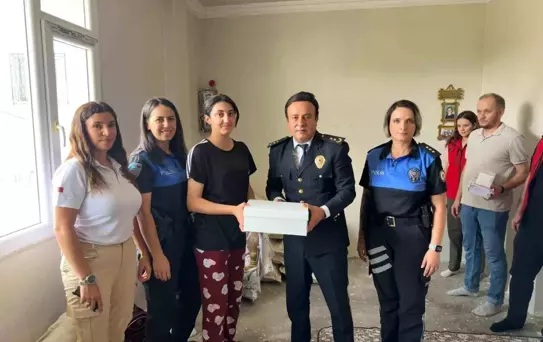 Cizre İlçe Emniyet Müdürü Elmalı, kız çocuklarına ayakkabı hediye etti