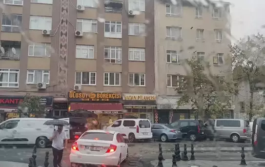 İstanbul'da Yağmur Sürücüleri Zorladı